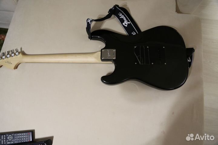 Электрогитара в комплекте с комбоусилителем