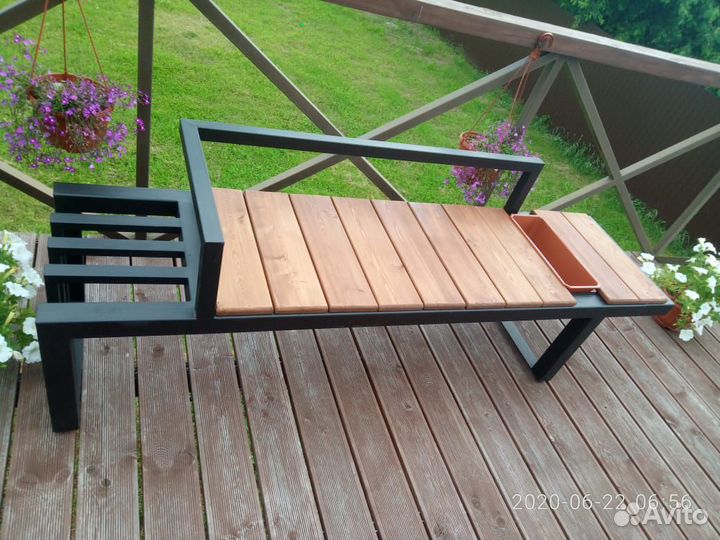 Скамейка с кашпо для цветов