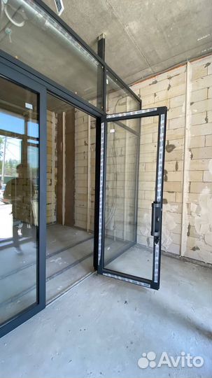 Алюминиевая дверь