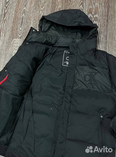 Яркая зимняя куртка Calvin Klein