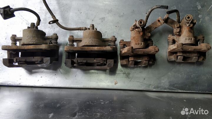 Передний тормозной суппорт Suzuki SX4 седан