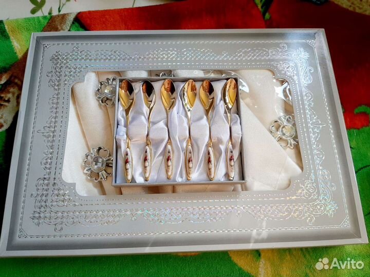 Скатерть, ложечки,блюдца