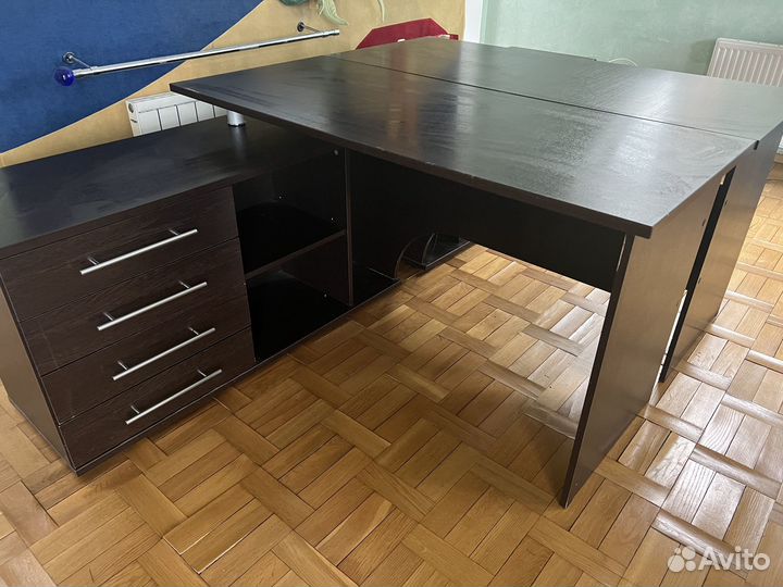 Угловой письменный стол с полками