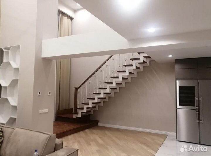 Лестница с площадкой на второй этаж