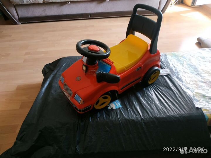 Детская кроватка с автомобилем