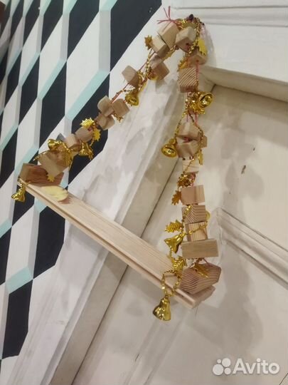 Присада для попугая с игрушками