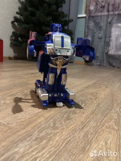Робот трансформер на пульте