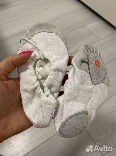 Гимнастический купальник, чешки и балетки