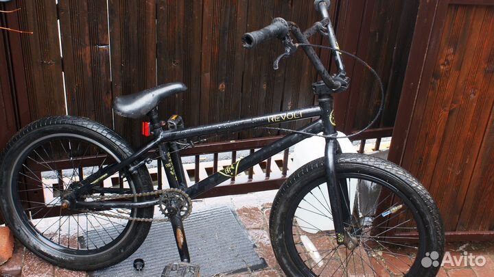 Трюковой велосипед bmx Revolt