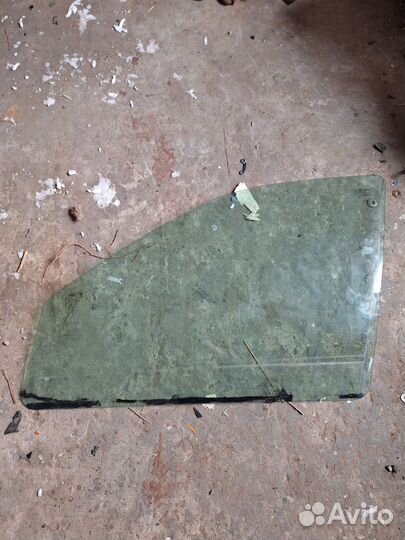 Заднее правое стекло гранта калина универсал