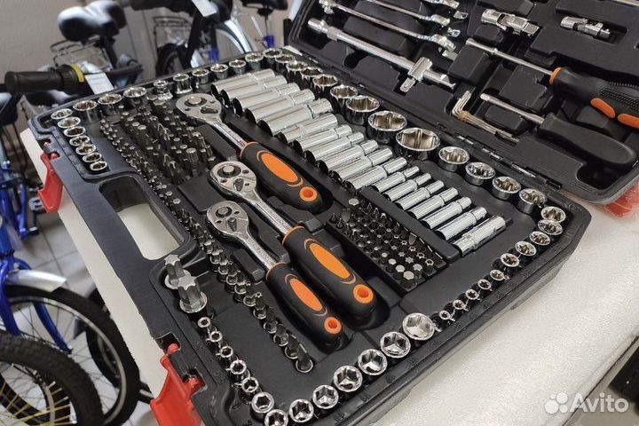 Набор инструментов и ключей головок