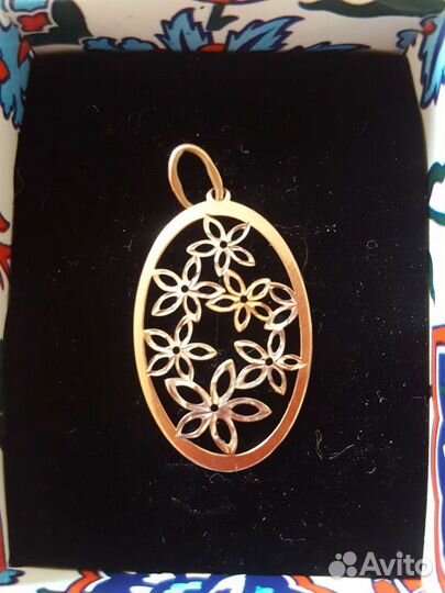 Золотой кулон