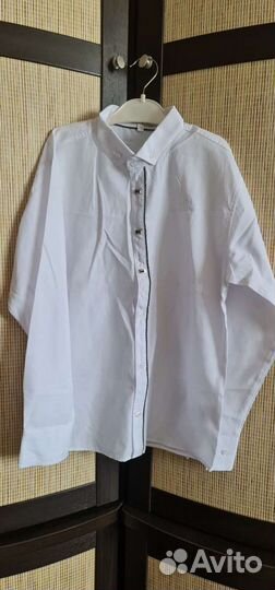 Новая белая рубашка на мальчика