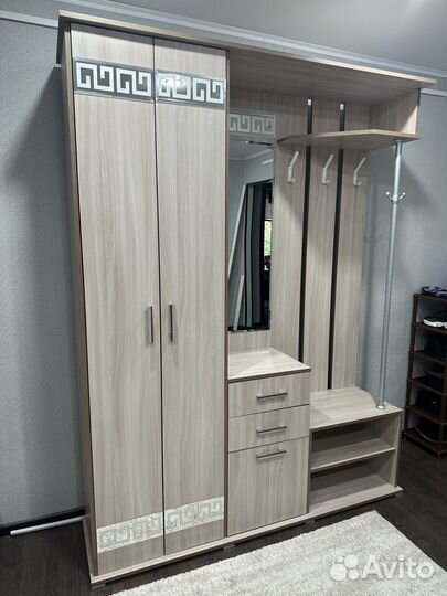 Продается стенка в прихожую