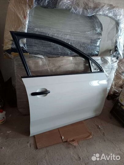 Skoda rapid 1 передний правый дверь белый