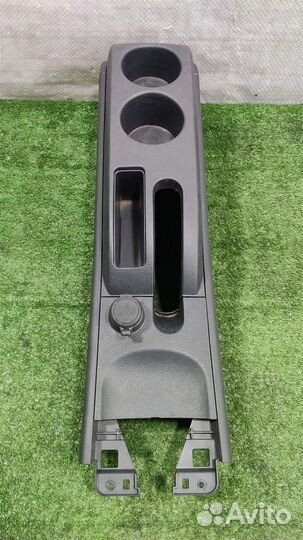 Консоль центральная (без подлокотника) Nissan Tii