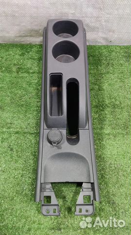 Консоль центральная (без подлокотника) Nissan Tii