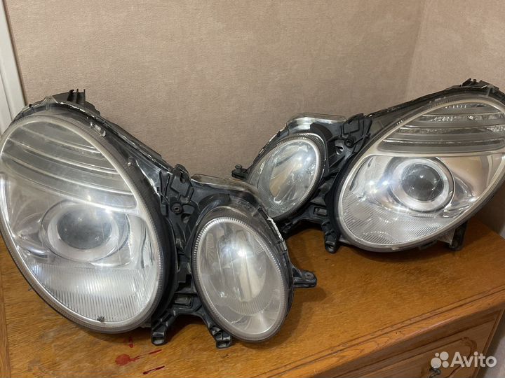 Передняя правая и левая фара w211