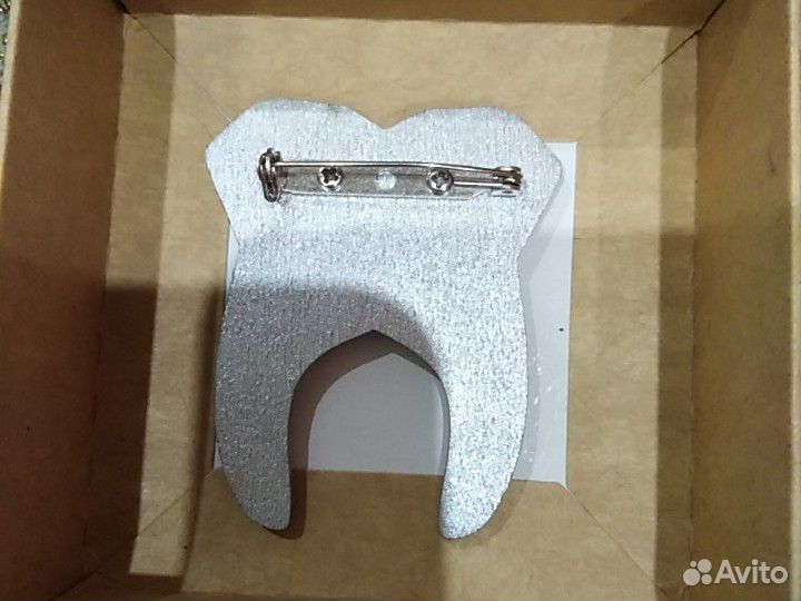 Брошь зубик для стоматолога