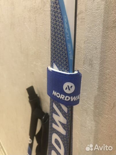 Лыжные ботинки и лыжи