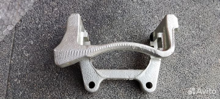 Скоба суппорта задняя левая Tiguan I рестайлинг