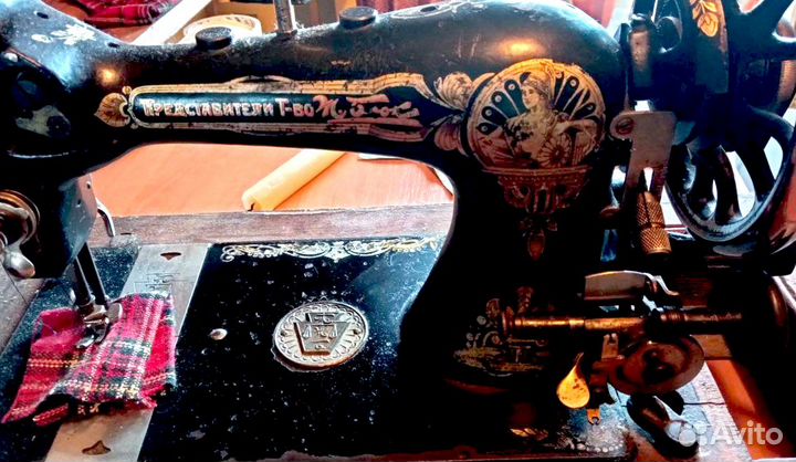 Антикварная ручная швейная машинка