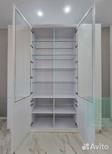 Зеркальный шкаф