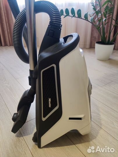 Пылесос с контейнером для пыли Miele Blizzard CX1