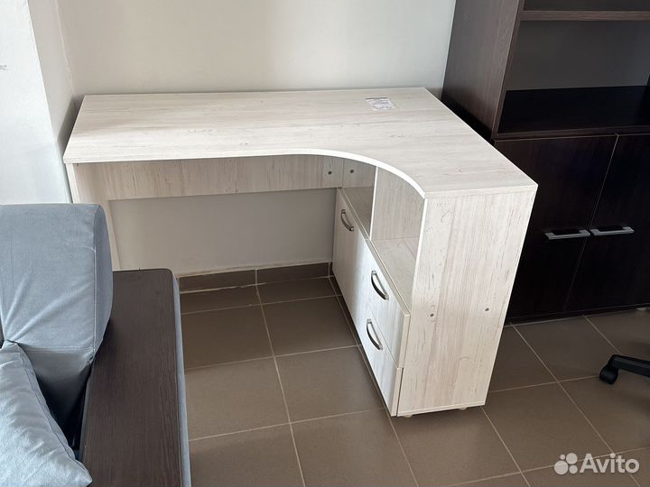 Письменный стол