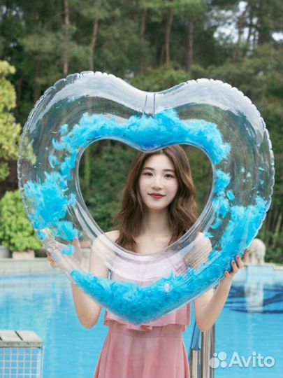 Плавательный круг в виде сердца с перьями голубой