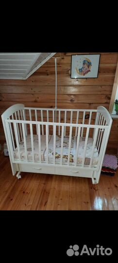 Детская кроватка с маятником и ящиком