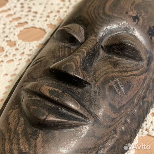 Африканская маска из эбенового дерева