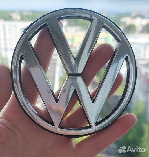 Эмблема volkswagen в решетку радиатора