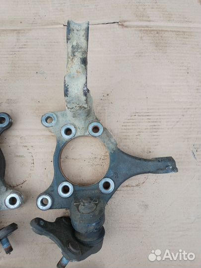 Кулак поворотный передний Toyota RAV4 30