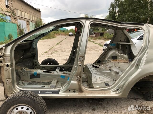 Центральная стойка левая renault sandero 1 1.6 мт