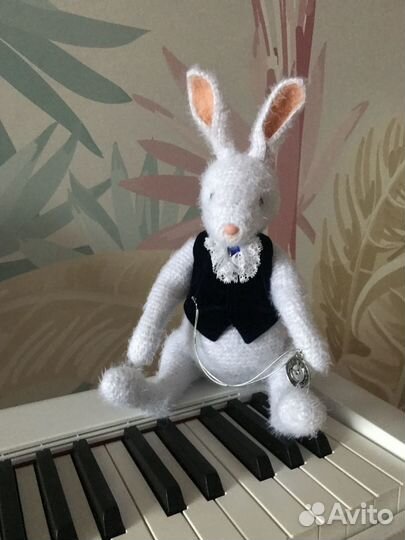 Белый кролик вязаная игрушка