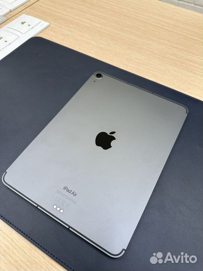 iPad Air (5th Generation) Wi-Fi + Cellular 256 GB