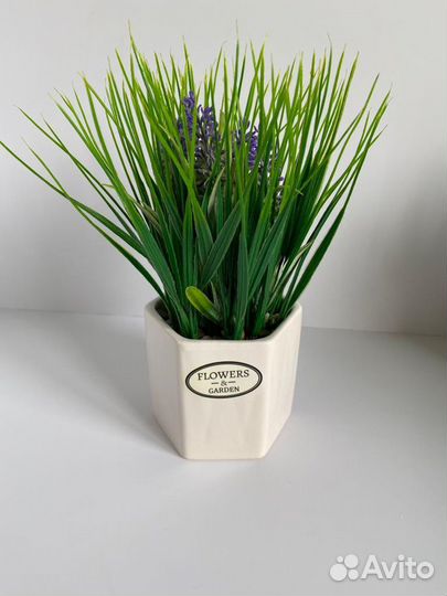 Искусственные цветы в горшках