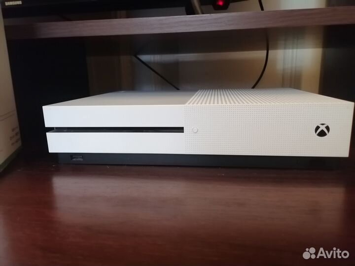 Продам xbox one S 1Тб. 19000
