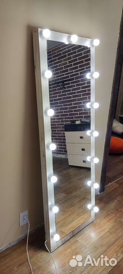 Гримерное зеркало с лампочками