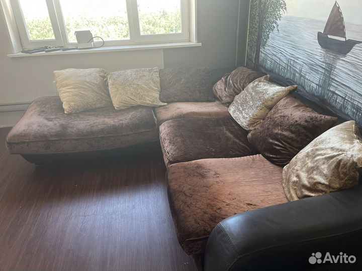 Угловой кожаный диван