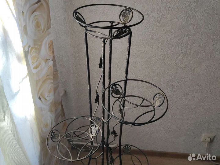 Подставка для цветов металлическая