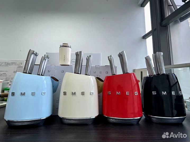 Набор кухонных ножей Smeg из 7 предметов