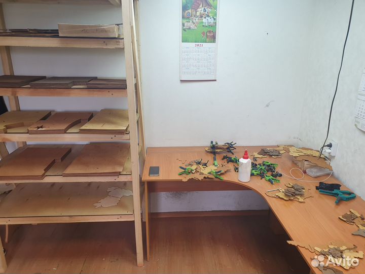 Сборщица изделий из дерева