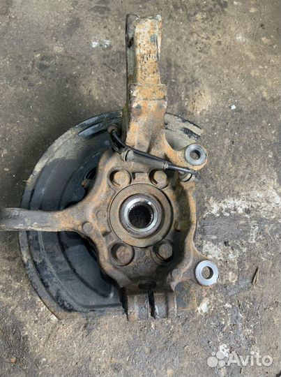 Кулак поворотный передний Nissan Qashqai J10