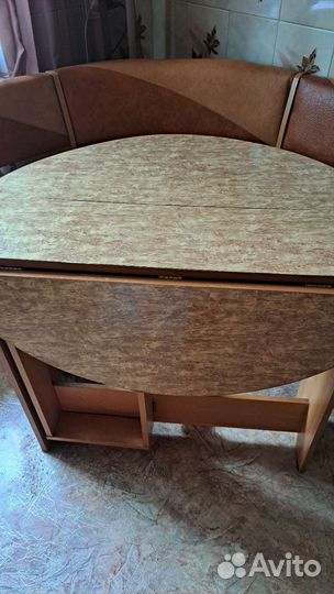 Кухонный стол,кухонный диван угловой