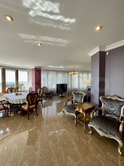 3-к. квартира, 220,7 м², 3/8 эт.