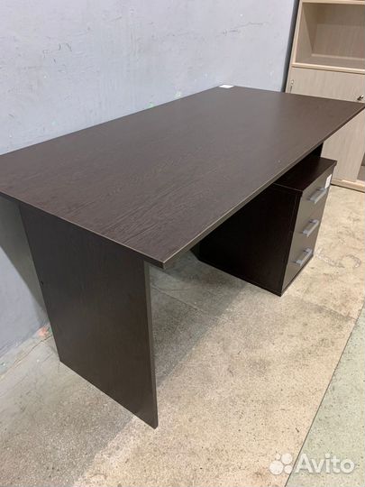 Письменный стол с тумбой