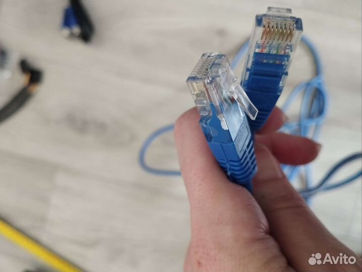 Кабели разные. hdmi, VGA, питание, сетевой интерне