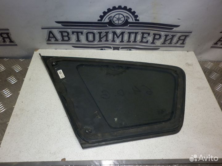 Стекло заднего правого крыла Pontiac Vibe 1